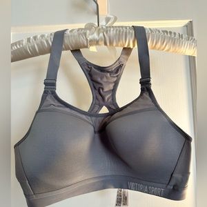 Victoria Sport 34c clasp back sports bra in Periwinkle